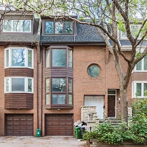 Beautiful In Downtown Core Close To Subway Station! Apartment