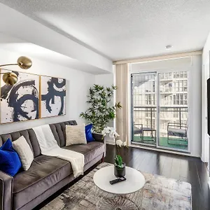 Exquisite By Cn Tower With Parking Apartment